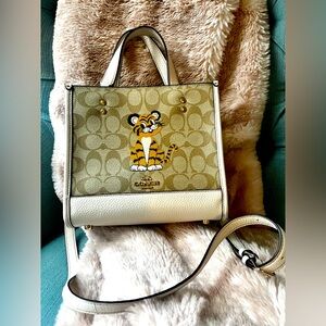 Coach Dempsy Tote 22 In Signature Canvas With Tiger